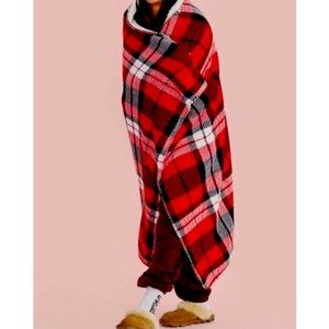 Victorias Secret VS Pink Throw Sherpa Blanket 

50 x 60 red plaid